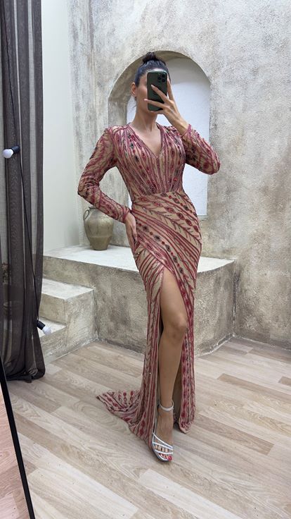 Abito da sera rosso con scollo a V e spacco  impreziosito da ricami personalizzati 