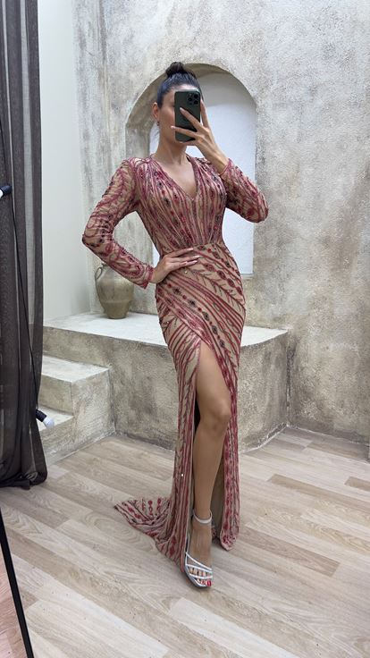 Abito da sera rosso con scollo a V e spacco  impreziosito da ricami personalizzati 