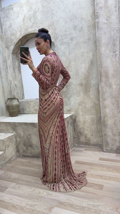 Abito da sera rosso con scollo a V e spacco  impreziosito da ricami personalizzati 