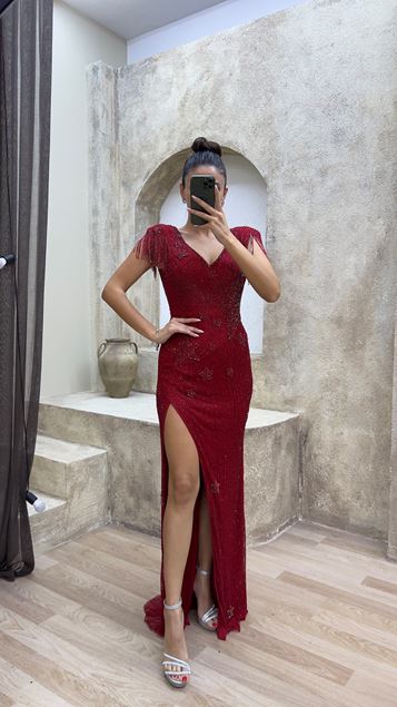 Robe de soirée à motif brodé spécial à encolure en V rouge dans le dos