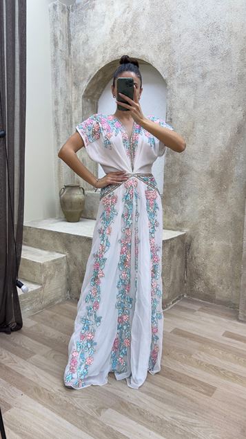 Weißes Abendkleid mit V-Ausschnitt und spezieller Stickerei an der Taille