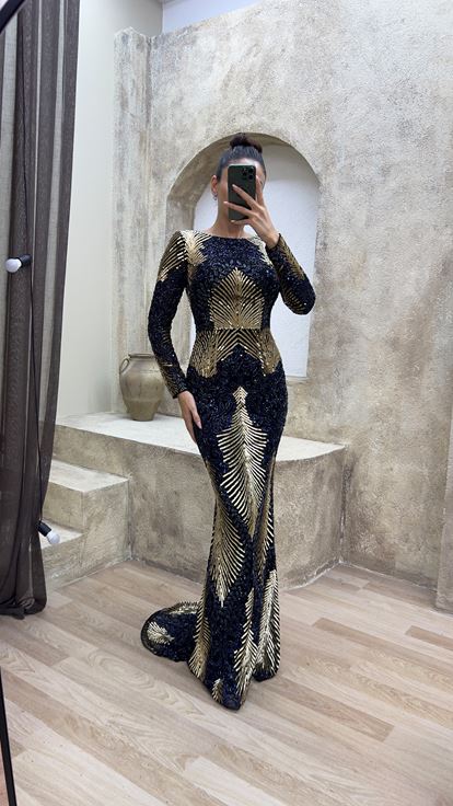 فستان سهرة بتصميم تطريز خاص وتفاصيل خلفية باللون الأزرق الداكن 