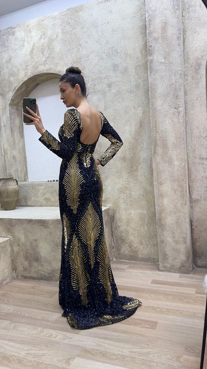 فستان سهرة بتصميم تطريز خاص وتفاصيل خلفية باللون الأزرق الداكن 