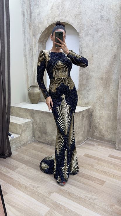 فستان سهرة بتصميم تطريز خاص وتفاصيل خلفية باللون الأزرق الداكن 