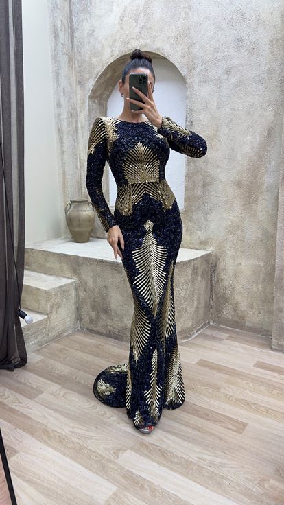 فستان سهرة بتصميم تطريز خاص وتفاصيل خلفية باللون الأزرق الداكن 