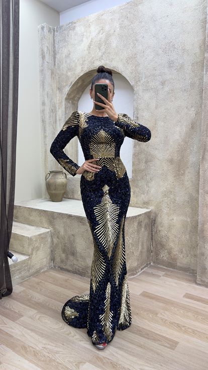 فستان سهرة بتصميم تطريز خاص وتفاصيل خلفية باللون الأزرق الداكن 