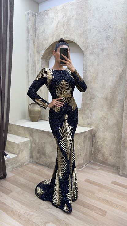 فستان سهرة بتصميم تطريز خاص وتفاصيل خلفية باللون الأزرق الداكن 