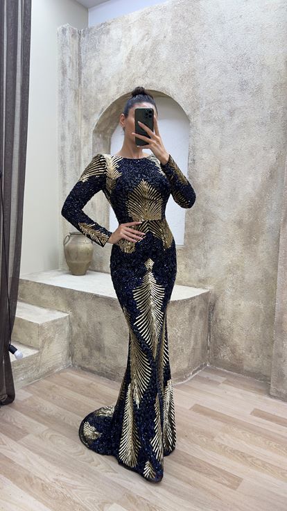 فستان سهرة بتصميم تطريز خاص وتفاصيل خلفية باللون الأزرق الداكن 