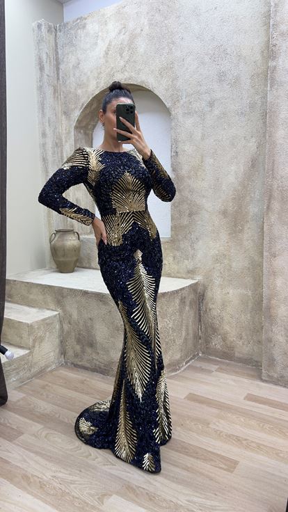 فستان سهرة بتصميم تطريز خاص وتفاصيل خلفية باللون الأزرق الداكن 