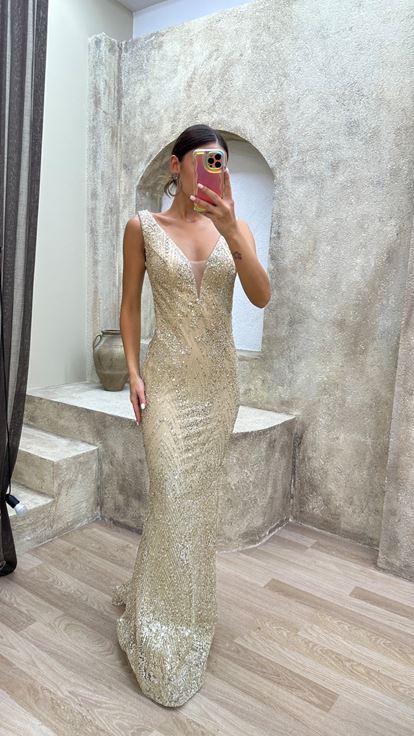 Vestido de noche de lentejuelas con diseño de lentejuelas con cuello de corazón beige