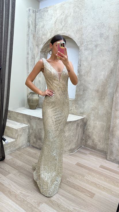 Vestido de noche de lentejuelas con diseño de lentejuelas con cuello de corazón beige