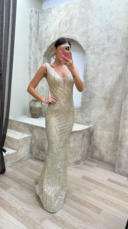 Vestido de noche de lentejuelas con diseño de lentejuelas con cuello de corazón beige