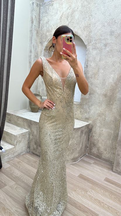 Vestido de noche de lentejuelas con diseño de lentejuelas con cuello de corazón beige