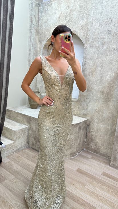 Vestido de noche de lentejuelas con diseño de lentejuelas con cuello de corazón beige