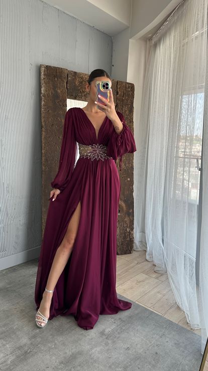 Vestido de noche con detalle de bordado en la cintura con manga globo burdeos