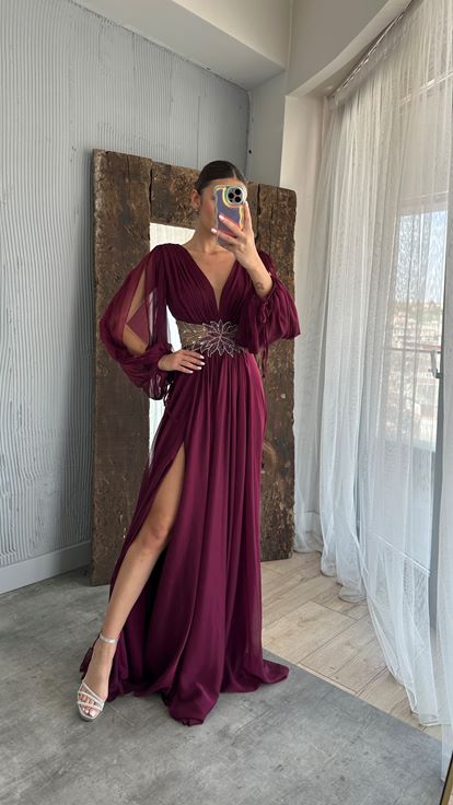 Vestido de noche con detalle de bordado en la cintura con manga globo burdeos