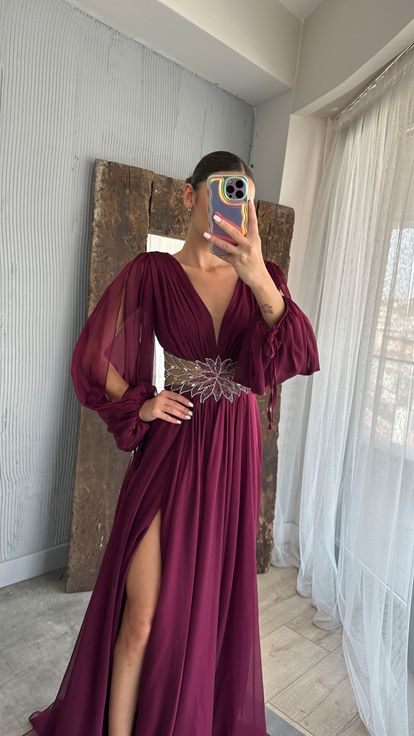 Vestido de noche con detalle de bordado en la cintura con manga globo burdeos