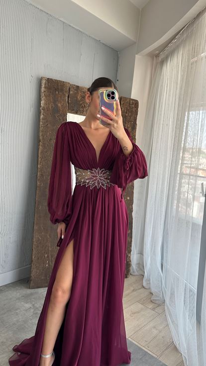 Vestido de noche con detalle de bordado en la cintura con manga globo burdeos