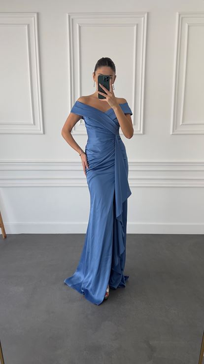 Vestido de noche de satén índigo con detalle de busto cruzado y diseño de abertura 