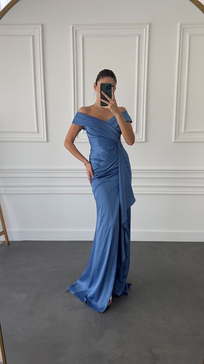 Vestido de noche de satén índigo con detalle de busto cruzado y diseño de abertura 