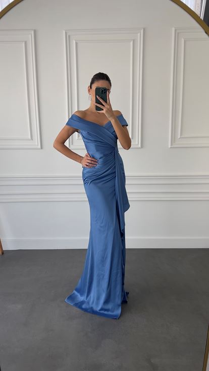 Vestido de noche de satén índigo con detalle de busto cruzado y diseño de abertura 