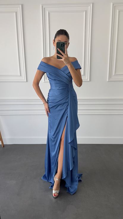 Vestido de noche de satén índigo con detalle de busto cruzado y diseño de abertura 