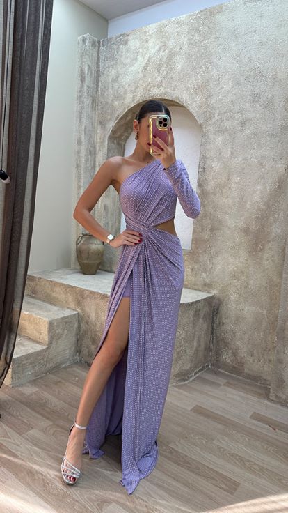 Fliederfarbenes, einärmeliges Abendkleid mit Taillendetails und Pailletten