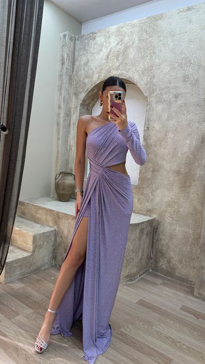 Fliederfarbenes, einärmeliges Abendkleid mit Taillendetails und Pailletten