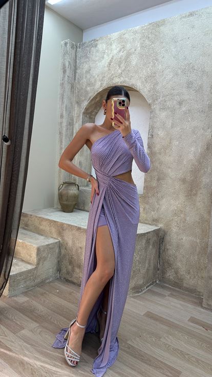 Fliederfarbenes, einärmeliges Abendkleid mit Taillendetails und Pailletten