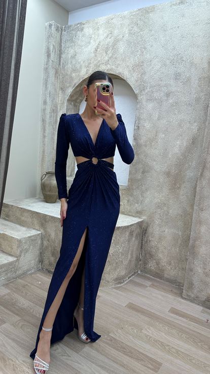Vestido de noche de diseñador azul marino con escote en V y detalle en la cintura