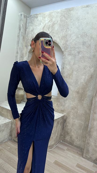 Vestido de noche de diseñador azul marino con escote en V y detalle en la cintura