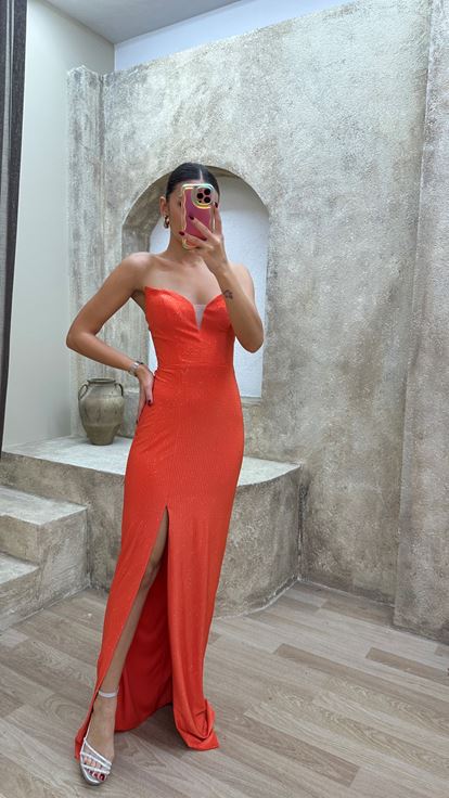 Orangefarbenes  trägerloses Abendkleid mit Herzausschnitt und Schlitz