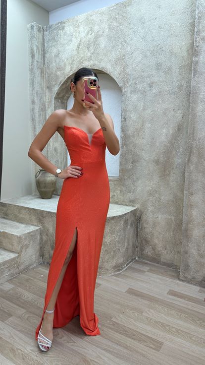 Orangefarbenes  trägerloses Abendkleid mit Herzausschnitt und Schlitz