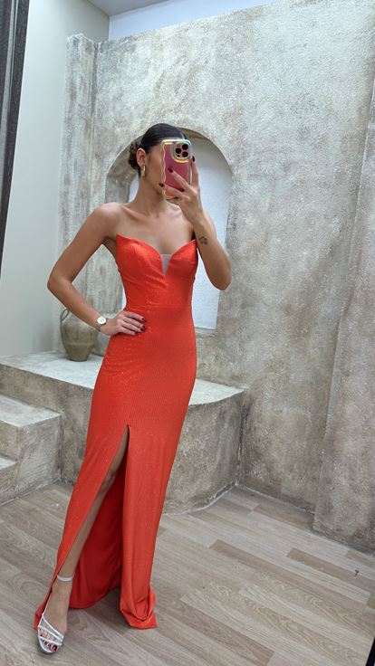 Orangefarbenes  trägerloses Abendkleid mit Herzausschnitt und Schlitz