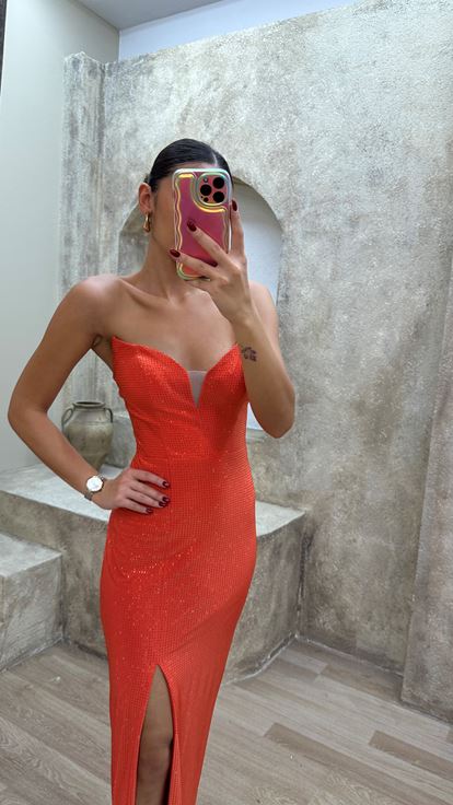 Orangefarbenes  trägerloses Abendkleid mit Herzausschnitt und Schlitz
