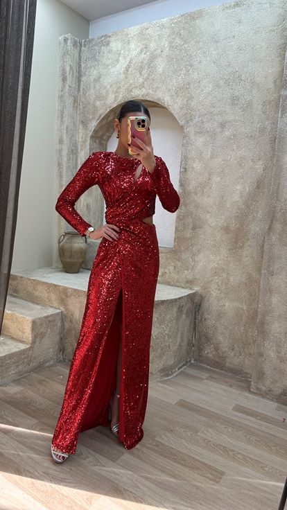 فستان سهرة مزين بالترتر بتصميم خصر أحمر وتفاصيل مميزة 