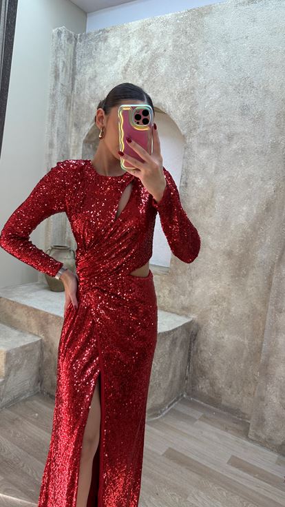 فستان سهرة مزين بالترتر بتصميم خصر أحمر وتفاصيل مميزة 