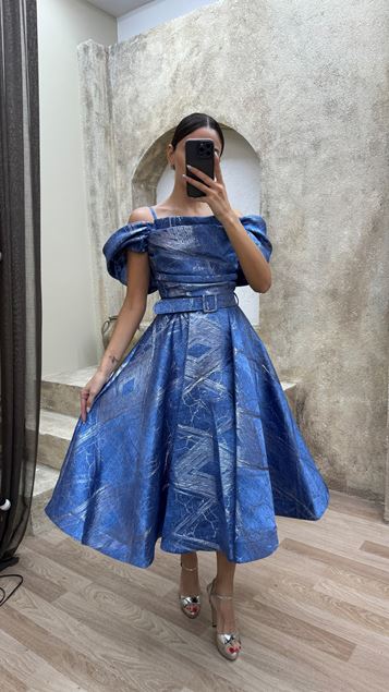 فستان سهرة متوسط ​​الطول بتفاصيل كشكش نيلي وحزام