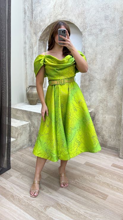 Abito da sera taglia midi con design con cintura e dettagli verdi raccolti