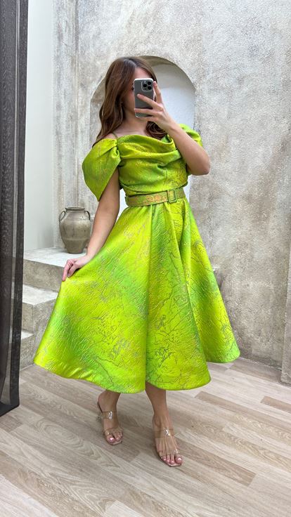 Abito da sera taglia midi con design con cintura e dettagli verdi raccolti