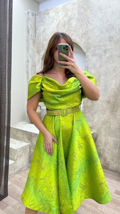 Abito da sera taglia midi con design con cintura e dettagli verdi raccolti