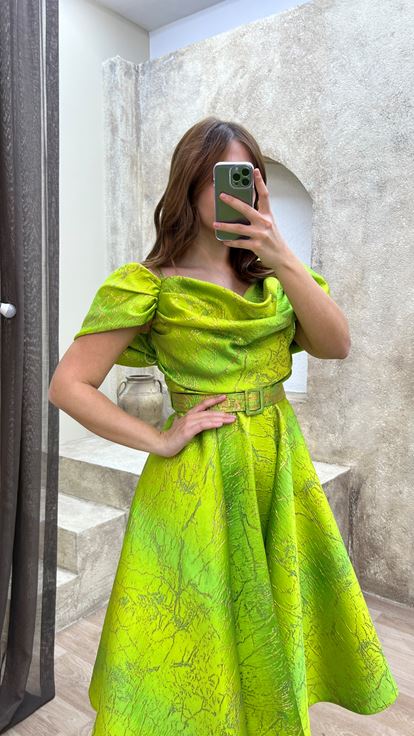 Abito da sera taglia midi con design con cintura e dettagli verdi raccolti