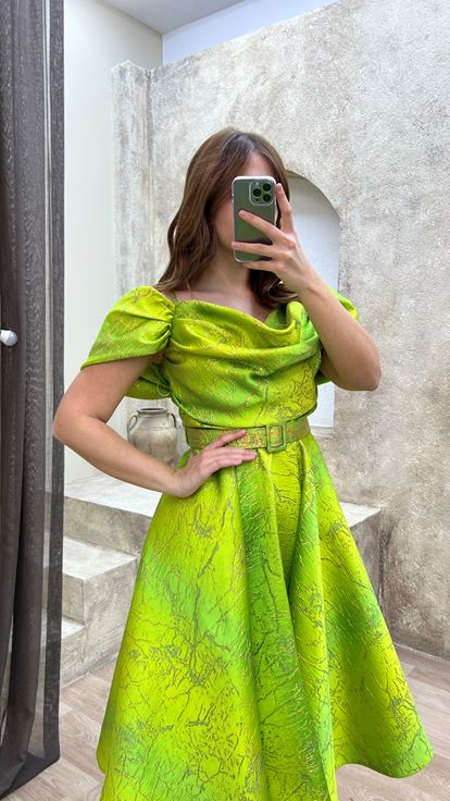 Abito da sera taglia midi con design con cintura e dettagli verdi raccolti