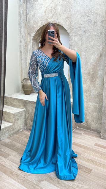 Vestido de noche de talla grande de satén con diseño bordado y detalle de espalda turquesa