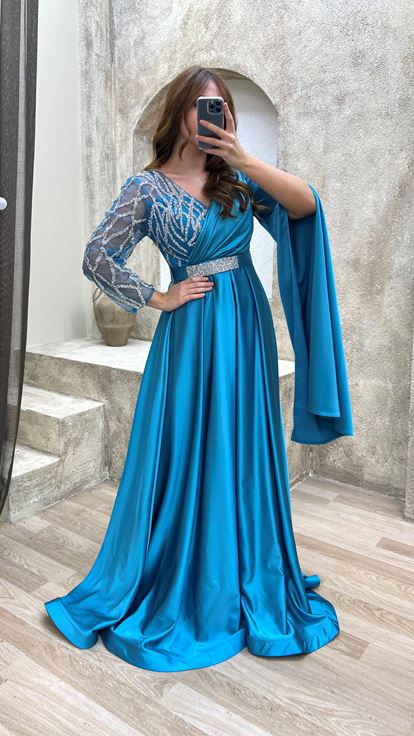 Abito da sera taglie forti in raso turchese ricamato