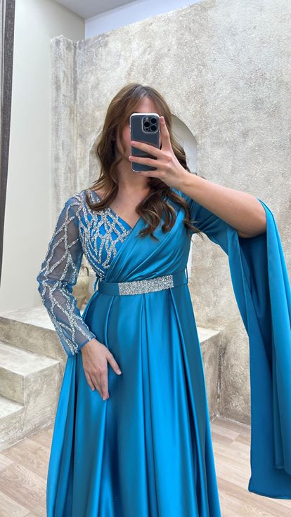 Abito da sera taglie forti in raso turchese ricamato