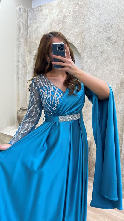 Abito da sera taglie forti in raso turchese ricamato