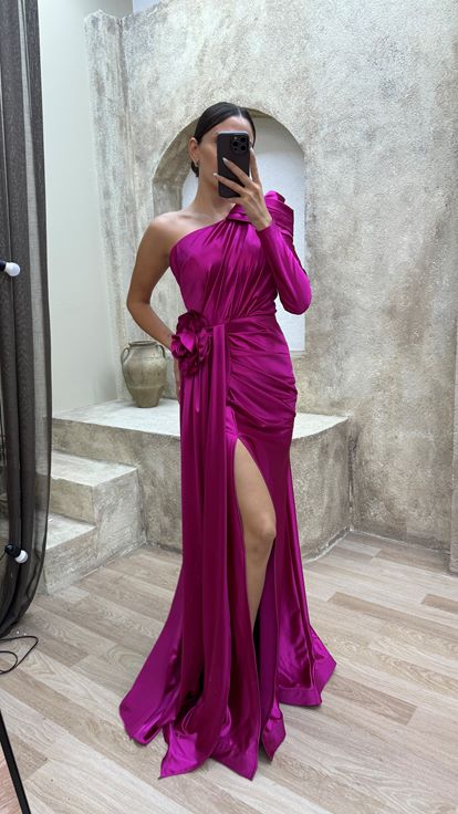 Fuşya Tek Kol Bel Detay Tasarım Saten Abiye Elbise