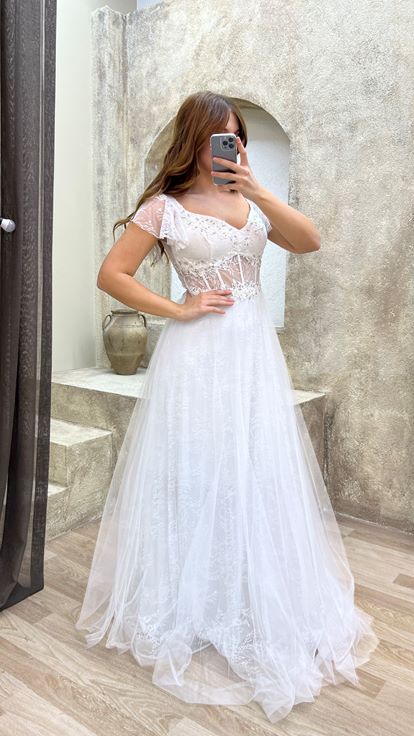 Vestido de noche blanco de talla grande con busto bordado y encaje 