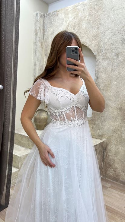 Vestido de noche blanco de talla grande con busto bordado y encaje 
